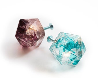 ROMA handle of epoxy resin in icosahedron geometric shape of two colors blue and purple. Elegant and minimalist.