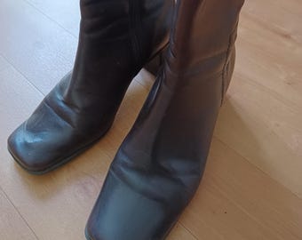 Vintage 90s Y2K 2000s Brown Leather Ankle Boots Classic Minimalist Low Heel Square Toe