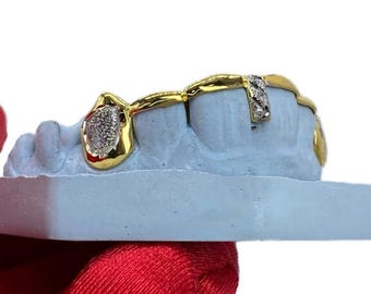 Individuell gefertigte, offene Gold-Grillz mit Diamantschliff, handgefertigte Verbindungssteg-Zahnkappe, schnelle Bearbeitung und kostenloses Abdruckset inklusive