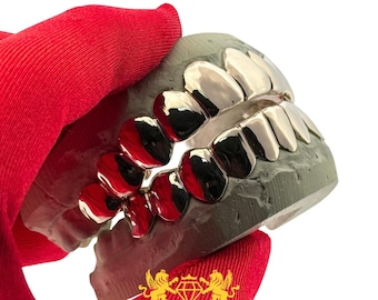 Komplettes Set aus massivem Goldgrillz für Ober- und Unterkiefer, individuell angepasste Zahnkappen mit tiefem Ausschnitt, maßgefertigter Grillz-Schmuck mit schneller Anfertigung