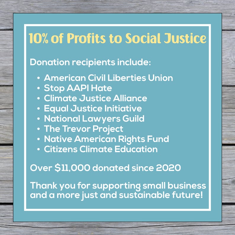 Pu&ograve; includere: Un cartello blu e bianco con il testo "10% degli utili per la giustizia sociale". Il cartello elenca le organizzazioni che ricevono donazioni, tra cui l'American Civil Liberties Union, Stop AAPI Hate, Climate Justice Alliance, Equal Justice Initiative, National Lawyers Guild, The Trevor Project, Native American Rights Fund e Citizens Climate Education. Il cartello indica anche che sono stati donati oltre $ 11.000 dal 2020.