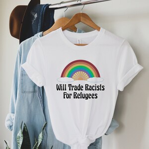 Camiseta "Intercambiaré racistas por refugiados", camiseta de derechos de los inmigrantes, camiseta de derechos humanos, regalo progresista, ningún ser humano es ilegal, camiseta de justicia social White