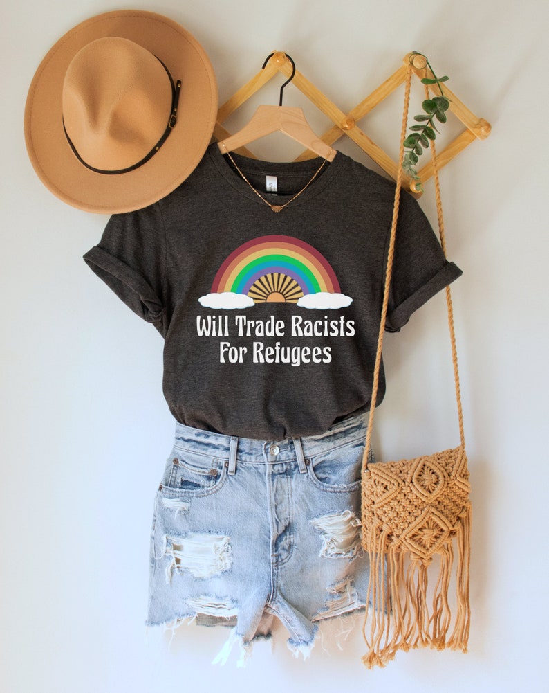 Camiseta "Intercambiaré racistas por refugiados", camiseta de derechos de los inmigrantes, camiseta de derechos humanos, regalo progresista, ningún ser humano es ilegal, camiseta de justicia social Dark Grey Heather