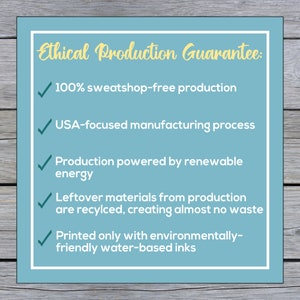 Pu&ograve; includere: Una grafica blu chiaro con segni di spunta bianchi e testo che recita "Ethical Production Guarantee:" seguito da un elenco di cinque pratiche di produzione etica. Le pratiche includono la produzione senza fabbriche clandestine, un processo di produzione incentrato sugli Stati Uniti, energia rinnovabile, materiali riciclati e inchiostri ecologici.