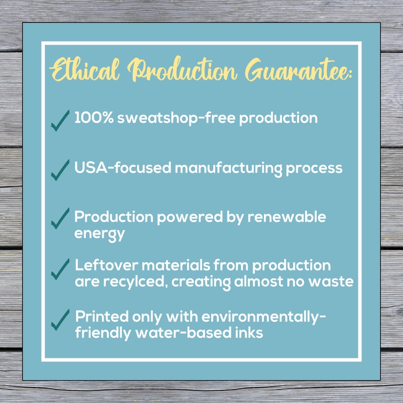 Pu&ograve; includere: Una grafica blu chiaro con segni di spunta bianchi e testo che recita "Ethical Production Guarantee:" seguito da un elenco di cinque pratiche di produzione etica. Le pratiche includono la produzione senza fabbriche clandestine, un processo di produzione incentrato sugli Stati Uniti, energia rinnovabile, materiali riciclati e inchiostri ecologici.