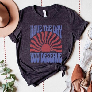 Camiseta "Ten el día que te mereces", camiseta sarcástica y mordaz, camiseta de bondad, camiseta motivacional e inspiradora, camiseta de vibras positivas, regalo de karma Dark Grey Heather