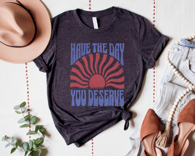 Camiseta "Ten el día que te mereces", camiseta sarcástica y mordaz, camiseta de bondad, camiseta motivacional e inspiradora, camiseta de vibras positivas, regalo de karma Dark Grey Heather