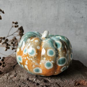 Handgemaakte keramische pompoen, oranje en turquoise geglazuurde herfstdecoratie, unieke rustieke herfstversiering