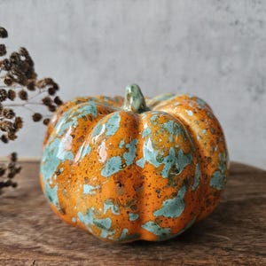 Handgemaakte keramische pompoen, oranje en turquoise geglazuurde herfstdecoratie, unieke rustieke herfstversiering