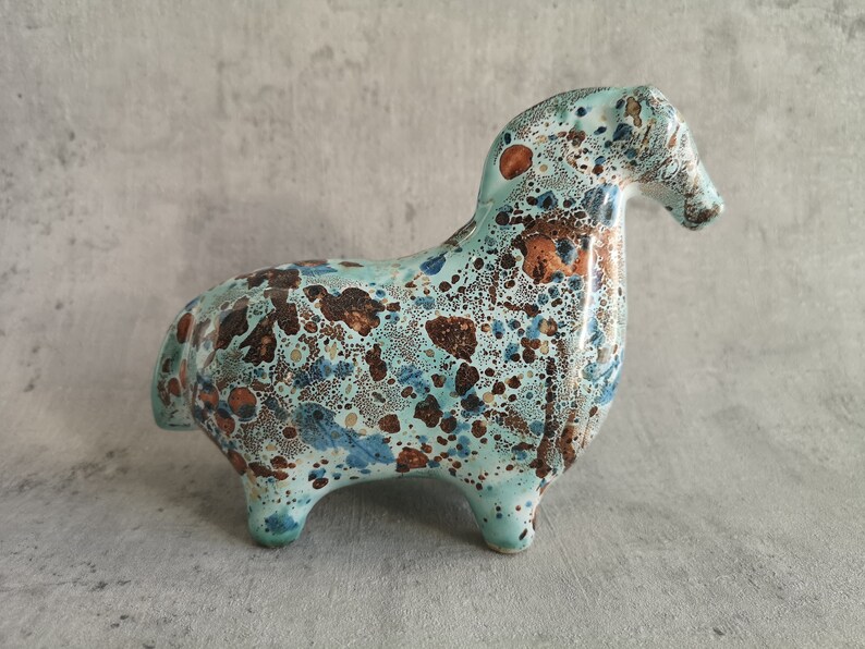 Figura de caballo de cerámica