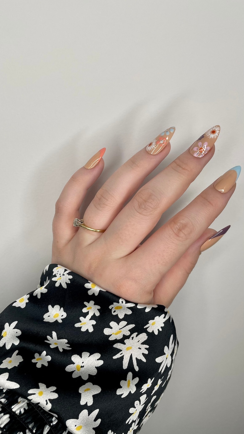 Press on nails Pastel nails Flowers Spring nails Glue on nails Stick on nails False nails Hand painted image 3