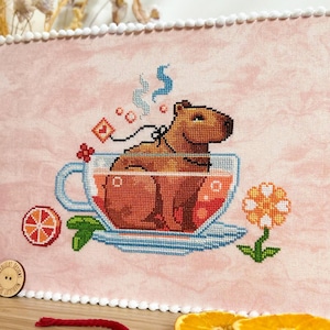 カピバラのティータイム クロスステッチ - オレンジティー XStitch - かわいいカピバラのフルーツ クロスステッチ パターン - 小さな動物のクロスステッチ パターン PDF