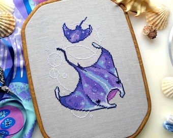 Rayos de las profundidades - Patrón de punto de cruz de raya y manta raya - Animales marinos - Peces morados y azules - Adorable patrón de punto de cruz del océano (PDF)