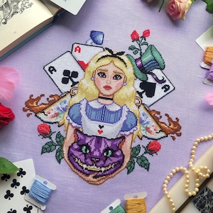Alice au pays des merveilles - modèle de point de croix chat du Cheshire - modèle de point de croix Alice - tea party - modèle de point de croix du chapelier fou PDF