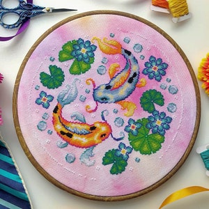 鯉のクロスステッチ - ファンタジー池のサンプル - 美しい魚 - カラフル - 蓮の花 - 水生動物のクロスステッチパターン PDF