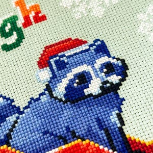 Haft krzyżykowy „Śmieci przez śnieg” – Haft krzyżykowy „Opos i szop” – Zabawny świąteczny wzór XStitch – Wzór krzyżykowy „Zimowe sanie” w formacie PDF zdjęcie 4