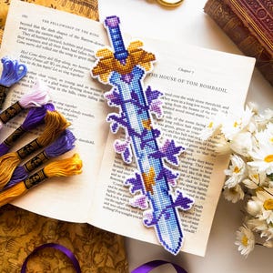 Lost Flower Blade XStitch - fantasiezwaard kruissteek bladwijzer - middeleeuwse historische literatuur - kleurrijke bloemen kruissteekpatroon pdf