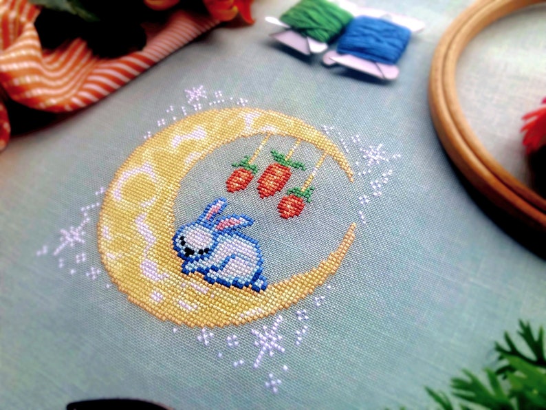Conejito Lunar - Soñando con Zanahorias - Lindo Animal Dormido - Punto de Cruz - Punto de Cruz Infantil - Patrón de Conejito Lindo en PDF imagen 1