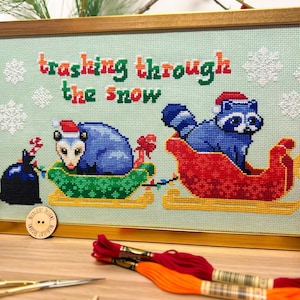Haft krzyżykowy „Śmieci przez śnieg” – Haft krzyżykowy „Opos i szop” – Zabawny świąteczny wzór XStitch – Wzór krzyżykowy „Zimowe sanie” w formacie PDF zdjęcie 5