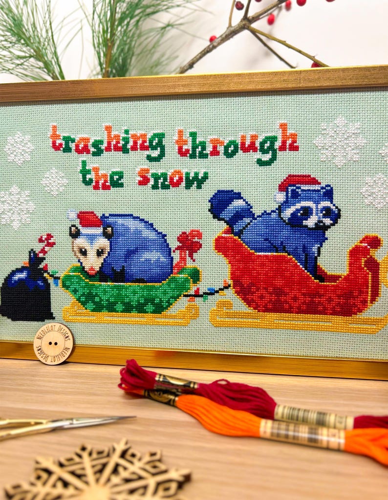 Haft krzyżykowy „Śmieci przez śnieg” – Haft krzyżykowy „Opos i szop” – Zabawny świąteczny wzór XStitch – Wzór krzyżykowy „Zimowe sanie” w formacie PDF zdjęcie 5