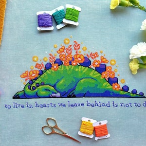Korsstygnsmönster med Stegosaurus - Dinosaurie XStitch - Att leva i hjärtan vi lämnar bakom sig är inte att dö - Korsstygnsmönster med sorgcitat PDF bild 2