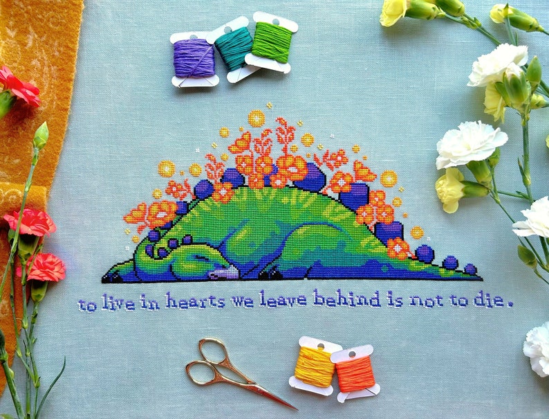 Korsstygnsmönster med Stegosaurus - Dinosaurie XStitch - Att leva i hjärtan vi lämnar bakom sig är inte att dö - Korsstygnsmönster med sorgcitat PDF bild 2