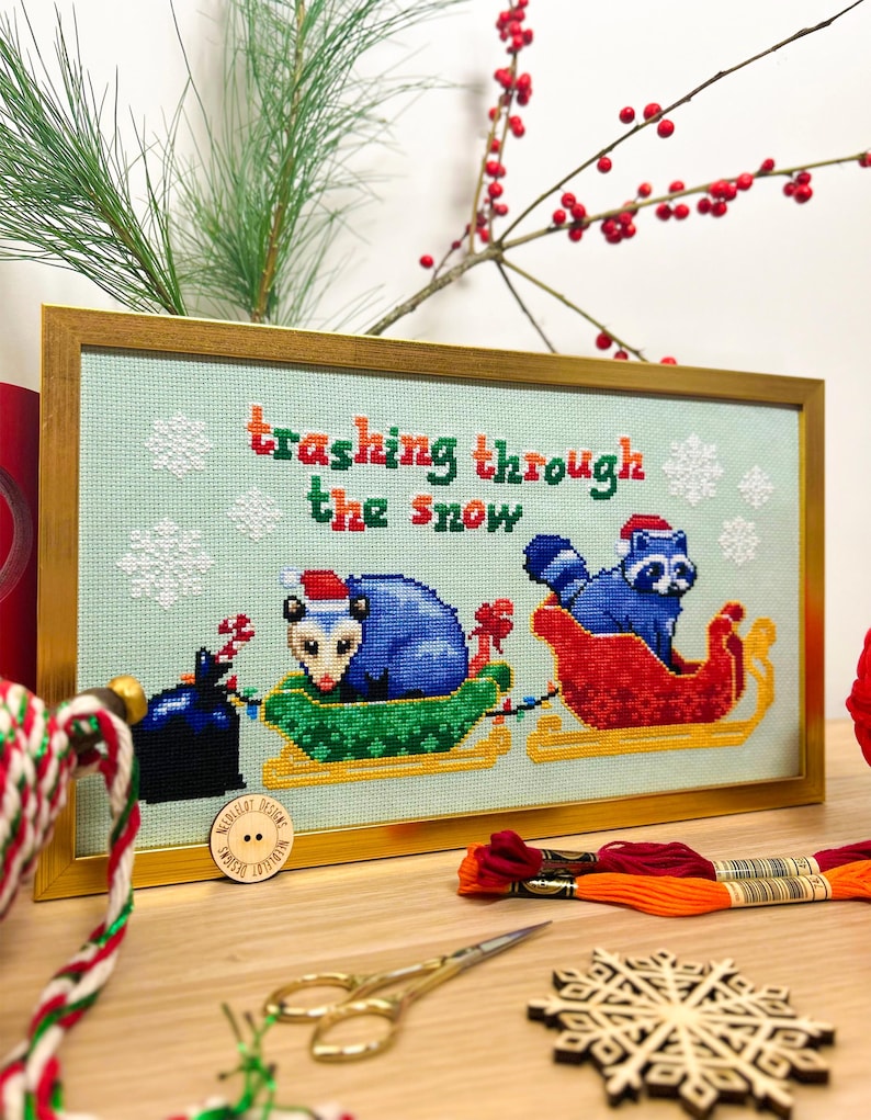 Haft krzyżykowy „Śmieci przez śnieg” – Haft krzyżykowy „Opos i szop” – Zabawny świąteczny wzór XStitch – Wzór krzyżykowy „Zimowe sanie” w formacie PDF zdjęcie 1