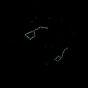 Puede incluir: Imagen oscura con constelaciones brillantes sobre un fondo negro. Las constelaciones de la Osa Mayor y Escorpio son visibles, con l&iacute;neas blancas brillantes que conectan las estrellas. El tema general es celestial y astron&oacute;mico.
