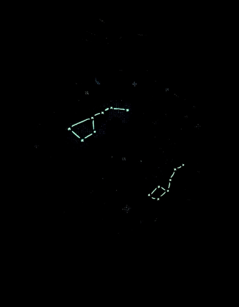 Puede incluir: Imagen oscura con constelaciones brillantes sobre un fondo negro. Las constelaciones de la Osa Mayor y Escorpio son visibles, con l&iacute;neas blancas brillantes que conectan las estrellas. El tema general es celestial y astron&oacute;mico.