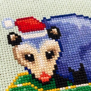 Haft krzyżykowy „Śmieci przez śnieg” – Haft krzyżykowy „Opos i szop” – Zabawny świąteczny wzór XStitch – Wzór krzyżykowy „Zimowe sanie” w formacie PDF zdjęcie 3