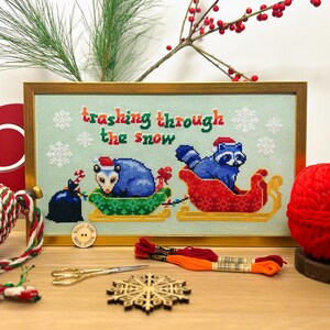 Haft krzyżykowy „Śmieci przez śnieg” – Haft krzyżykowy „Opos i szop” – Zabawny świąteczny wzór XStitch – Wzór krzyżykowy „Zimowe sanie” w formacie PDF zdjęcie 2