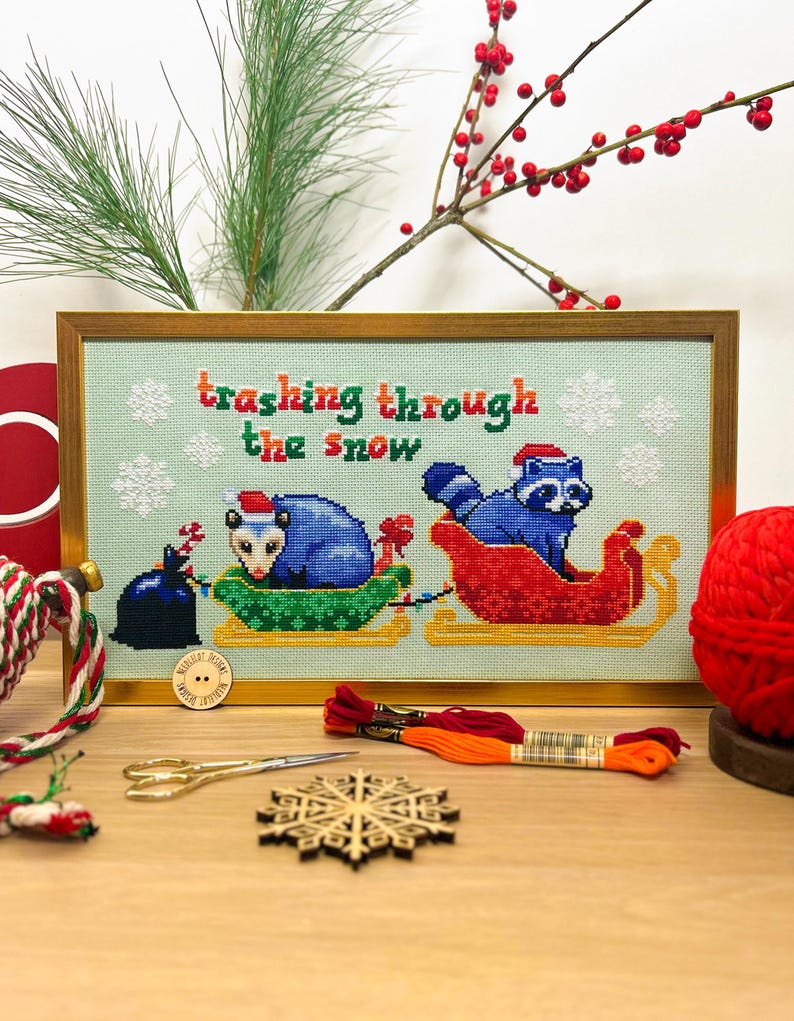 Haft krzyżykowy „Śmieci przez śnieg” – Haft krzyżykowy „Opos i szop” – Zabawny świąteczny wzór XStitch – Wzór krzyżykowy „Zimowe sanie” w formacie PDF zdjęcie 2
