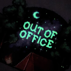 Out Of Office GLOW in the DARK Kreuzstichmuster - Camping Wald Kreuzstich - Galaxie - Gemütliches Feuer - Sommer Kreuzstichmuster PDF Bild 2