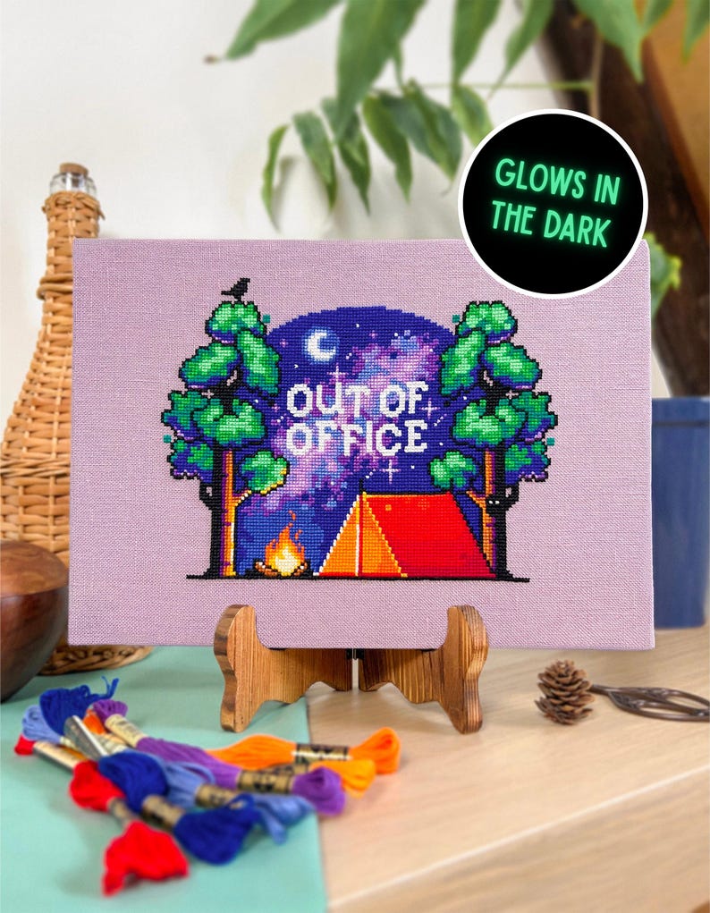 Out Of Office GLOW in the DARK Kreuzstichmuster - Camping Wald Kreuzstich - Galaxie - Gemütliches Feuer - Sommer Kreuzstichmuster PDF Bild 1