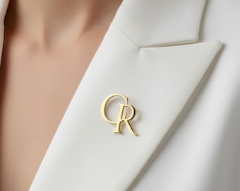 Anpassad initialbrosch, personliga namnskyltar, namnbrosch, monogrambrosch med klänning, namnnål med slagnål, brudtärnefödelsedagspresent till mors dag