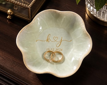 Plato de cerámica personalizado para anillos, bandeja de joyería personalizada con grabado dorado, soporte para anillos de boda, regalo de compromiso para ella, regalo para el Sr. y la Sra.
