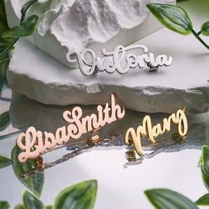 Broche con nombre personalizado, etiquetas con nombre personalizadas, broche con iniciales, broche con monograma para vestido, prendedor con nombre para solapa, regalo de dama de honor, regalo de cumpleaños y Navidad