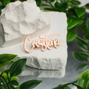 Gepersonaliseerde broche, aangepaste naamplaatjes, initialen broche, monogram jurk broche, naam revers speld, verjaardagscadeau voor haar, Moederdagcadeaus Rose Gold