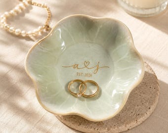 Plato de cerámica personalizado para anillos, bandeja de joyería personalizada con grabado dorado, soporte para anillos de boda, regalo de compromiso para ella, regalo para el Sr. y la Sra.