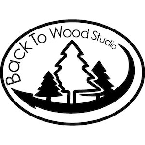 Puede incluir: Un logotipo ovalado en blanco y negro con el texto Back To Wood Studio arqueado en la parte superior. El diseño incluye tres siluetas estilizadas de árboles de hoja perenne de diferentes alturas sobre una flecha curva hacia la derecha.