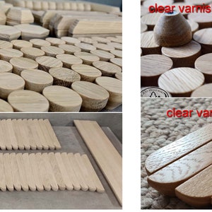 Pu&ograve; includere: Primo piano di pomelli e maniglie in legno in due finiture: legno grezzo e vernice trasparente. I pomelli sono rotondi e le maniglie sono rettangolari con bordi arrotondati. I pomelli e le maniglie sono disposti in una griglia.