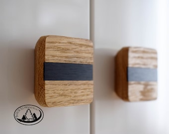 Quadratische Holzgriffe mit einzelnen schwarzen Dekor, Schubladenknöpfe aus Holz, quadratischer Griff aus Eiche, Kleiderschrank Knäufe, minimalistische Holzgriffe, Schrankknauf