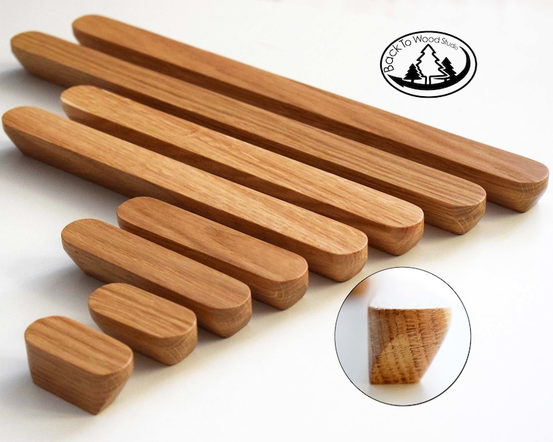 Pu&ograve; includere: Set di otto maniglie per cassetti in legno di diverse dimensioni. Le maniglie sono realizzate in legno naturale e hanno una forma rettangolare arrotondata. Le maniglie sono disposte in ordine di dimensione, con la maniglia pi&ugrave; piccola in basso e la pi&ugrave; grande in alto. Tutte le maniglie sono realizzate con lo stesso tipo di legno e hanno una finitura simile. Le maniglie sono tutte a fuoco e lo sfondo &egrave; sfocato.