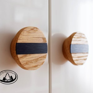 Runde Holzgriffe mit einzelnen schwarzen Dekor, Schubladenknöpfe aus Holz, Kreisgriff aus Eiche, Kleiderschrank Knäufe, Minimalistische Holzgriffe, Schrankknäufe