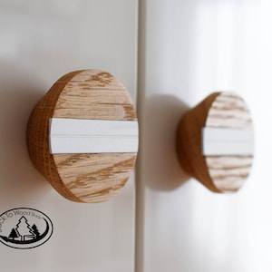 Runde Holzgriffe mit einzelnen silbernen Dekor, Schubladenknöpfe aus Holz, Kreisgriff aus Eiche, Kleiderschrank Knäufe, Minimalistische Holzgriffe, Schrankknauf
