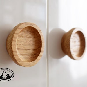 Runde konkave Knöpfe aus Holz, Schubladenknöpfe aus Holz, Kreisgriff aus Eiche, Garderobengriffe, Minimalistische Griffe, runde Knöpfe mit einer Vertiefung
