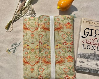 William Morris book pouch/ pochette à livres forme portefeuille avec élastique, motif Strawberry thief vert clair