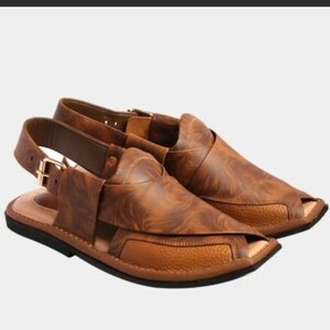 Puede incluir: Un par de sandalias de cuero marr&oacute;n con dise&ntilde;o de punta abierta. Las sandalias presentan una parte superior texturizada, correa de tobillo ajustable con hebilla dorada y suela negra. Dise&ntilde;adas para comodidad y estilo.