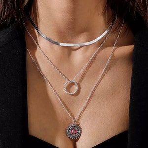 Collier multirang or, médaille résine rose, collier multirang maille serpentine argenté tous sur Ateliersdisa image 3