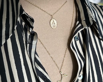 Mehrreihige Halskette mit Goldmedaille, Kreuz, Rose, Mond, mehrreihige Halskette im Boho-Stil und mehr auf Ateliersdisa